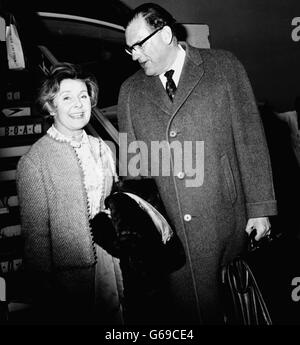 Le chef adjoint du Parti conservateur, M. Reginald Maudling, en photo avec son épouse à son arrivée à l'aéroport de Londres depuis Beyrouth.M. Maudling avait coupé court à son voyage au Moyen-Orient en raison de l'annonce d'une élection générale. Banque D'Images