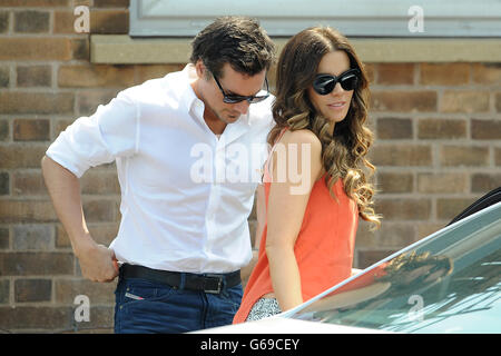 Kate Beckinsale et son mari Len Wiseman lors d'une visite à l'école secondaire College House pour dévoiler une plaque à la mémoire de son père, Richard Beckinsale, qui était élève à l'école. Banque D'Images