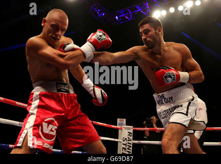 Frank Buglioni (à droite) en action contre Kirill Psonko dans leur Super Middlewhuit bout à Wembley Arena, Londres. Banque D'Images