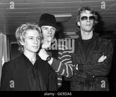 Tous les vols pour Concorde depuis l'aéroport de Londres Heathrow sont le groupe pop de la police (de gauche à droite), Andy Summers, Sting (Gordon Sumner) et Stewart Copeland. Ce groupe britannique de trois pièces part pour une tournée mondiale de trois mois qui commence aux États-Unis et qui se rend en Australie et au Japon. Banque D'Images