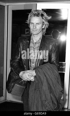 Acteur et chanteur principal du groupe pop The police, Gordon Sumner alias Sting, 32 ans, à l'aéroport de Londres Heathrow, lorsqu'il s'envole pour New York où il rencontrera le réalisateur Franc Roddam pour discuter d'un nouveau film 'Bride', dans lequel Sting jouera le Dr Frankenstein. Banque D'Images