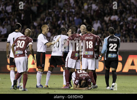 Football - pré-saison amicale - Deportivo Saprissa v Fulham - Estadio Nacional de Costa Rica. Les tempers se torde entre les deux côtés Banque D'Images