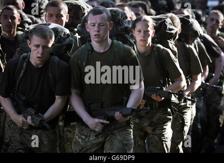 Les recrues de la Réserve de l'armée qui participent à un exercice de course à travers le pays dans les collines de Pentland, près d'Édimbourg, testent leurs compétences pour survivre sur le terrain à l'un des jours les plus chauds de l'année. Banque D'Images