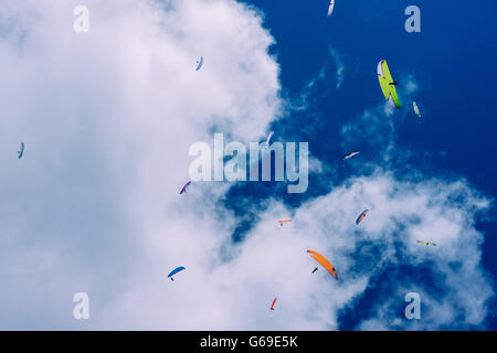 Vol parapente dans les Alpes, Werfenweng Autriche Banque D'Images