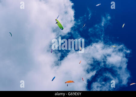 Vol parapente dans les Alpes, Werfenweng Autriche Banque D'Images