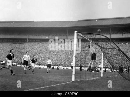 Le gardien de but de l'Angleterre Reg Matthews place le ballon au-dessus du bar lors d'un match de football contre l'Écosse au parc Hampden de Glasgow. (l-r) Lawrie Reilly, Roger Byrne, Gordon Smith, James Dickinson et Jeffrey Hall. Banque D'Images