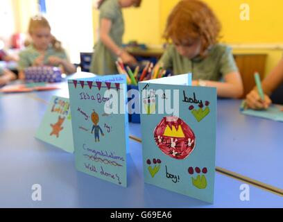 Vue générale des cartes de félicitations pour le duc et la duchesse de Cambridge à la naissance de leur fils, faites par des élèves de l'école primaire de l'église Bucklebury à Bucklebury, la maison familiale des Middletons. Banque D'Images