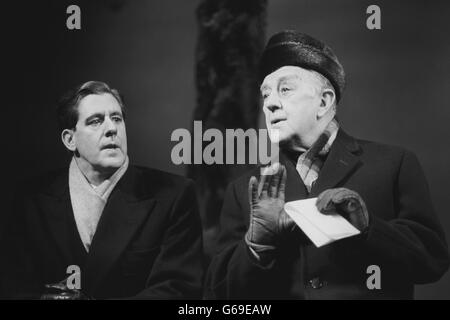 Sir Alec Guinness (à droite) joue un diplomate soviétique en face d'Edward Hermann dans une scène de Lee Bessing's A Walk in the Woods au Comedy Theatre de Londres. Banque D'Images