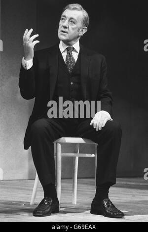 Sir Alec Guinness lors d'une répétition du habeas Corpus d'Alan Bennett au Lyric Theatre. Banque D'Images