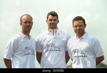 (De gauche à droite) Jonathan Trott, James Anderson et Ian Bell, en Angleterre, après avoir perdu la partie australienne du Jaguar Challenge au terrain d'essai Jaguar, Warwickshire. Banque D'Images