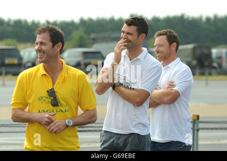 (De gauche à droite) Damien Martyn en Australie avec James Anderson en Angleterre et Ian Bell lors du Jaguar Challenge au terrain d'essai Jaguar, Warwickshire. Banque D'Images