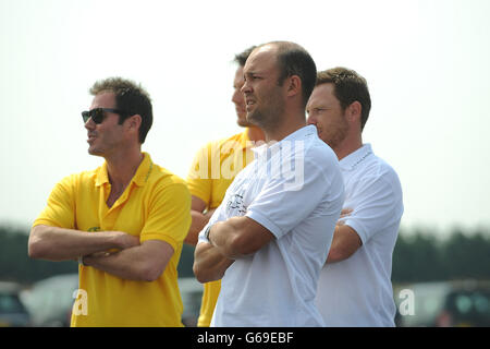 (De gauche à droite) Damien Martyn et Shaun Tait en Australie avec Jonathan Trott et Ian Bell en Angleterre lors du défi Jaguar au terrain d'essai Jaguar, Warwickshire. Banque D'Images