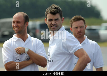 (De gauche à droite) Jonathan Trott, James Anderson et Ian Bell en Angleterre lors du Jaguar Challenge au terrain d'essai Jaguar, Warwickshire. Banque D'Images