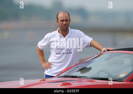 Jonathan Trott, en Angleterre, s'oppose à une Jaguar F-Type lors du défi Jaguar au terrain d'essai Jaguar, Warwickshire. APPUYEZ SUR ASSOCIATION photo. Date de la photo: Mardi 23 juillet 2013. Voir PA Story CRICKET England. Le crédit photo devrait se lire comme suit : Joe Giddens/PA Wire. Banque D'Images