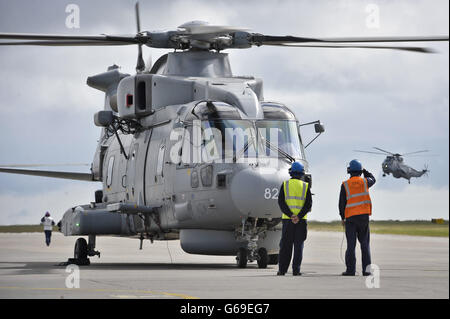 Merlin Mk 2 à la Royal Naval Air Station Cudrose, Cornwall, où le premier de la flotte britannique de patrouille maritime anti-sous-marine de nouvelle génération d'hélicoptères Merlin a été remis à la Royal Navy. Banque D'Images