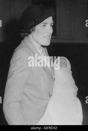 Un sourire de la petite princesse Anne, fille d'un mois de la princesse Elizabeth et du duc d'Édimbourg, alors qu'elle est transportée du train royal par l'infirmière Lightbody à son arrivée à Ballater en Écosse. La princesse Elizabeth a emmené la princesse Anne et le prince Charles en Écosse pour rester avec le roi et la reine à Balmoral. *balayage basse résolution - balayage haute résolution sur demande Banque D'Images