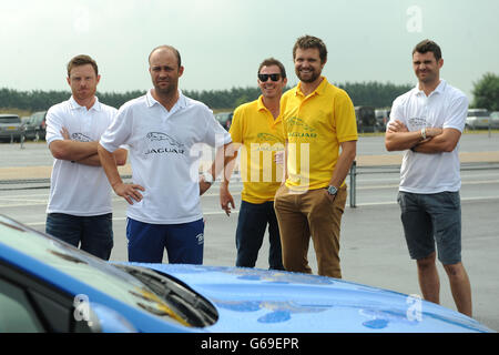 (De gauche à droite) Ian Bell et Jonathan Trott en Angleterre avec Damien Martyn et Dirk Nannes en Australie et James Anderson en Angleterre lors du Jaguar Challenge au terrain d'essai Jaguar, Warwickshire. Banque D'Images