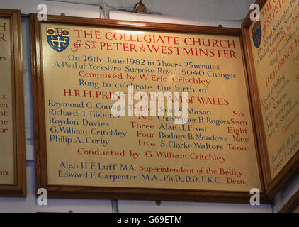 La plaque dans le clocher de l'abbaye de Westminster montrant les noms des membres de la Compagnie de l'abbaye de Westminster de Ringers qui ont sonné le peal en 1982 pour la naissance du duc de Cambridge. Chris Rogers, Clarke Walters et Alan Frost ont une fois de plus été en service en faisant un bout complet de 5000 changements connus sous le nom de Cambridge surprise Royal, qui dure plus de trois heures, à l'abbaye de Westminster, pour célébrer la naissance du duc et de la duchesse du fils de Cambridge. Banque D'Images