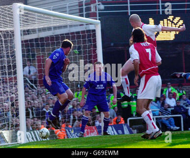 Pascal Cygan, d'Arsenal, s'oppose à Everton lors du match Barclaycard Premiership entre Arsenal et Everton à Highbury, Londres. Banque D'Images