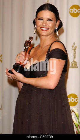 L'actrice Catherine Zeta Jones avec son Oscar de la meilleure actrice de soutien à la 75e Academy Awards, Oscars, au Kodak Theatre à Hollywood, Los Angeles. Banque D'Images