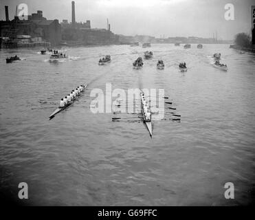 3 AVRIL : ce jour en 1954, Oxford a battu Cambridge de quatre longueurs et demie dans la 100e course de bateaux de l'université. Oxford a battu Cambridge par quatre longueurs et demie dans la 100e course de bateaux de l'université. Oxford a couvert le parcours de quatre kilomètres et demi en 20 minutes et 23 secondes. Banque D'Images