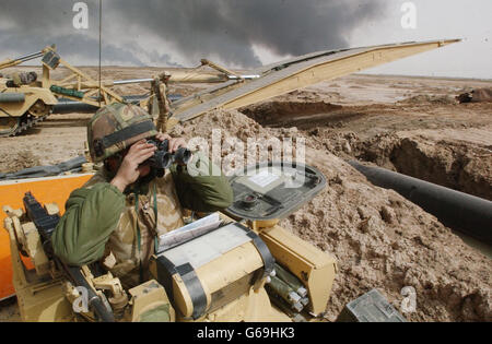 Les rats du désert de guerre en Irak.Des rats du désert montent un pont-citerne dans le désert, dans le sud de l'Irak. Banque D'Images