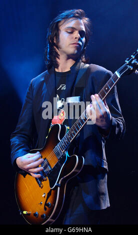 Gaz Coombes, chanteur de Supergrass, se produit sur scène lors d'un concert spécial pour la Teenage cancer Trust Charity au Royal Albert Hall dans le centre de Londres. * les spectacles de la Fiducie du cancer chez les adolescents sont la petite fille du préhomme de l'OMS Roger Daltrey et du coprésident de l'organisme de bienfaisance, le Dr Adrian Whiteson. Banque D'Images