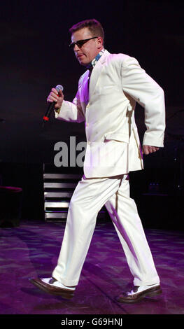 Suggs, chanteur de plomb de la folie, se produit sur scène lors d'un concert spécial pour la fondation Teenage cancer Trust au Royal Albert Hall. * les spectacles de la Fiducie du cancer chez les adolescents sont la petite fille du préhomme de l'OMS Roger Daltrey et du coprésident de l'organisme de bienfaisance, le Dr Adrian Whiteson. Banque D'Images