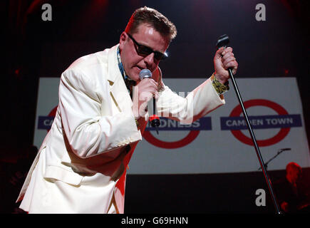 Suggs, chanteur de plomb de la folie, se produit sur scène lors d'un concert spécial pour la fondation Teenage cancer Trust au Royal Albert Hall. * les spectacles de la Fiducie du cancer chez les adolescents sont la petite fille du préhomme de l'OMS Roger Daltrey et du coprésident de l'organisme de bienfaisance, le Dr Adrian Whiteson. Banque D'Images