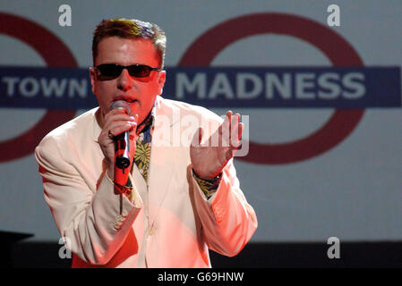 Suggs, chanteur de plomb de la folie, se produit sur scène lors d'un concert spécial pour la fondation Teenage cancer Trust au Royal Albert Hall. * les spectacles de la Fiducie du cancer chez les adolescents sont la petite fille du préhomme de l'OMS Roger Daltrey et du coprésident de l'organisme de bienfaisance, le Dr Adrian Whiteson. Banque D'Images