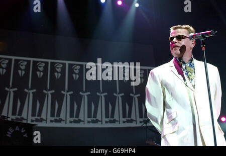 Suggs, chanteur de plomb de la folie, se produit sur scène lors d'un concert spécial pour la fondation Teenage cancer Trust au Royal Albert Hall. * les spectacles de la Fiducie du cancer chez les adolescents sont la petite fille du préhomme de l'OMS Roger Daltrey et du coprésident de l'organisme de bienfaisance, le Dr Adrian Whiteson. Banque D'Images