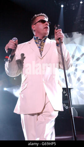 Suggs, chanteur de plomb de la folie, se produit sur scène lors d'un concert spécial pour la fondation Teenage cancer Trust au Royal Albert Hall. * les spectacles de la Fiducie du cancer chez les adolescents sont la petite fille du préhomme de l'OMS Roger Daltrey et du coprésident de l'organisme de bienfaisance, le Dr Adrian Whiteson. Banque D'Images