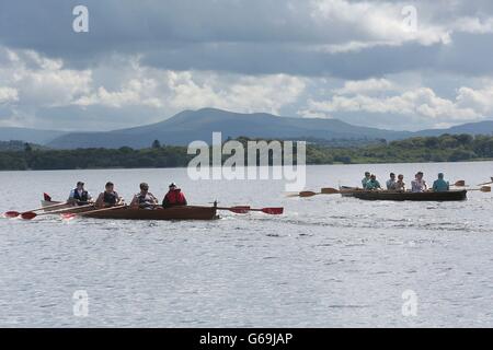 Les clubs nautiques Oxford et Cambridge, qui se disputent avec six autres équipes locales sur les lacs de Killarney dans le cadre du festival d'aviron de Killarney, célèbrent la 228e régate de Killarney, la plus ancienne régate survivante au monde. Banque D'Images