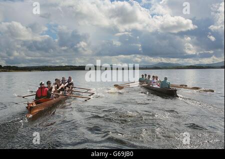 Les clubs nautiques Oxford et Cambridge, qui se disputent avec six autres équipes locales sur les lacs de Killarney dans le cadre du festival d'aviron de Killarney, célèbrent la 228e régate de Killarney, la plus ancienne régate survivante au monde. Banque D'Images