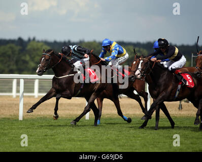 L'évêque Roko, monté par James Doyle (à gauche), remporte les compétitions GL Owen Brown handicap mises au cours du troisième jour du week-end de Betfair 2013 à l'hippodrome d'Ascot, Berkshire. Banque D'Images