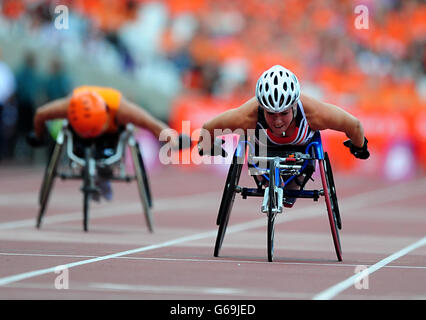 Hannah Cockroft (à droite), en Grande-Bretagne, remporte le T33/34 100 mètres féminin lors du défi international Para de Sainsburys au stade olympique de Londres. Banque D'Images