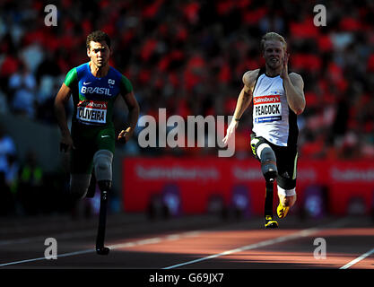 Alan Oliveira (à gauche) au Brésil et Johnnie Peacock en Grande-Bretagne pendant la T43/44 100 mètres pendant le Sainsburys International Para Challenge au stade olympique de Londres. Banque D'Images