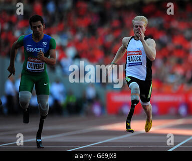 Alan Oliveira (à gauche) au Brésil et Johnnie Peacock en Grande-Bretagne pendant la T43/44 100 mètres pendant le Sainsburys International Para Challenge au stade olympique de Londres. Banque D'Images