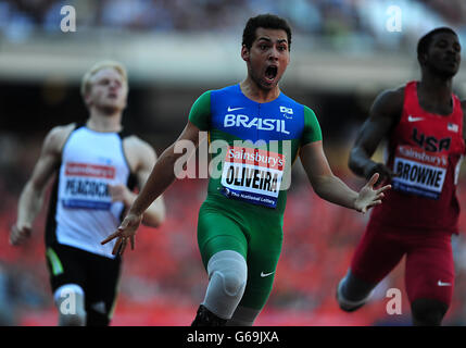 Alan Oliveira, Brésil, célèbre la victoire du T43/44 100 mètres masculin et un nouveau record du monde lors du défi international Para de Sainsburys au stade olympique de Londres. Banque D'Images