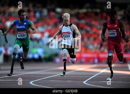 Alan Oliveira (à gauche) du Brésil, Johnnie Peacock (au centre) de Grande-Bretagne et Richard Browne des États-Unis pendant le Men's T43/44 100 mètres pendant le Sainsburys International Para Challenge au stade olympique de Londres. Banque D'Images