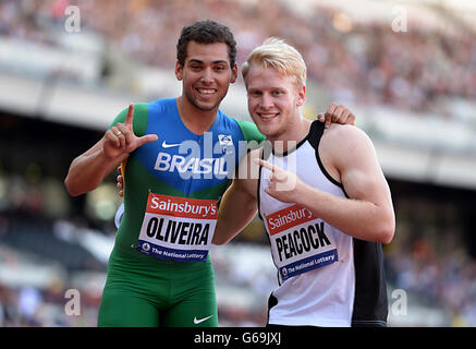 Alan Oliveira (à gauche) du Brésil et Johnnie Peacock de Grande-Bretagne après le Men's T43/44 100 mètres pendant le Sainsburys International Para Challenge au stade olympique de Londres. Banque D'Images