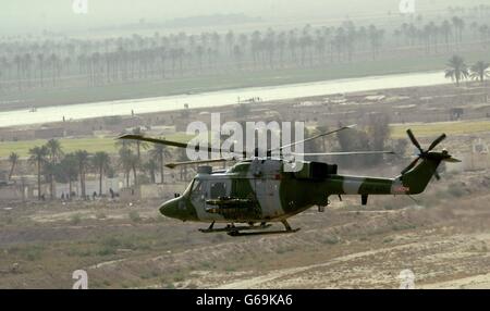 Un hélicoptère Mark 7 Lynx du 3 Reg Army Air corps, 16 Air Assault Brigade sur une patrouille de combat, transportant DES MISSILES DE REMORQUAGE, au sud d'Al Qurnah, en Irak.09/09/2004 Un hélicoptère Lynx s'est écrasé en République tchèque, a confirmé le ministère de la Défense le jeudi 09 septembre 2004.Le ministère tchèque de la Défense à Prague aurait déclaré que six soldats britanniques étaient morts dans l'accident, mais le ministère de la Défense n'a pas été en mesure de confirmer les détails des victimes.Il n'est pas encore clair ce que le Lynx faisait au moment de l'accident. Banque D'Images