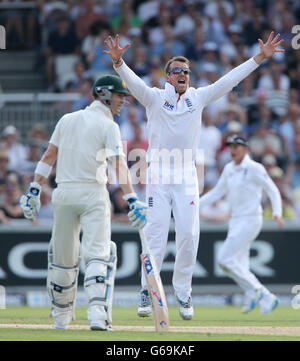 Le Graeme Swann en Angleterre lance un appel après avoir piégé Chris Rogers, le batteur australien, pendant 84 jours, dans le cadre du troisième match d'essai Investec Ashes au Old Trafford Cricket Ground Banque D'Images