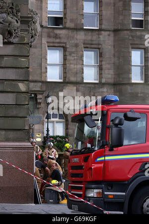 Les services d'urgence se rendent sur les lieux où les corps d'un homme et d'une femme ont été trouvés dans une pièce de l'hôtel cinq étoiles Scotsman à Édimbourg à la suite d'un incident chimique présumé. Banque D'Images