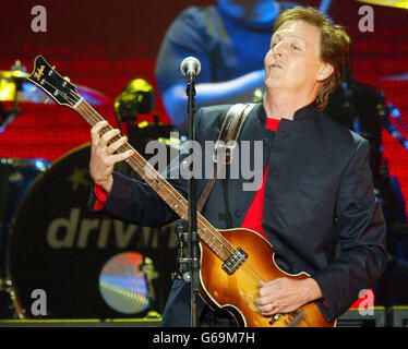 Sir Paul McCartney se produit sur scène à la Manchester Evening News Arena pendant la partie britannique de sa tournée Back in the World. L'ancien Beatle avait été forcé d'annuler une date antérieure à Sheffield après qu'il ait perdu sa voix. Banque D'Images