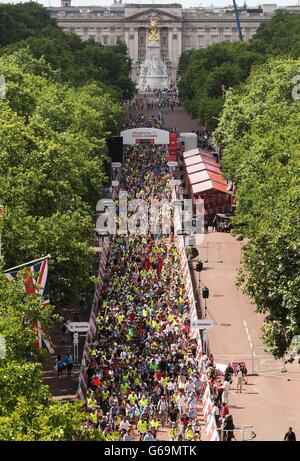 Cyclisme - Grand Prix de Ridelondon - première journée - Londres.Les gens descendent dans le centre commercial pendant la première journée du Grand Prix de Ridelondon, Londres. Banque D'Images