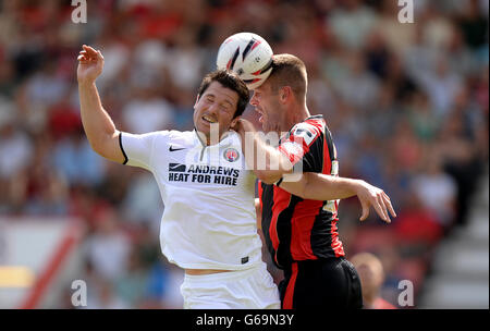 Football - Championnat Sky Bet - AFC Bournemouth / Charlton Athletic - Dean court.Elliott Ward de l'AFC Bournemouth (à droite) et Yann Kermorgant de Charlton Athletic pour le ballon Banque D'Images