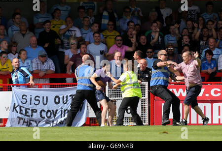 Un fan de Coventry City court sur le terrain pendant le match de la Sky Bet League One au Broadfield Stadium, Crawley. Banque D'Images