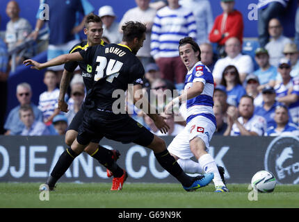 Joey Barton (à droite) de QPR repasse le ballon devant Atdhe Nuhiu (à gauche) de Sheffield Wednesday lors du match du championnat Sky Bet à Loftus Road, Londres. Banque D'Images