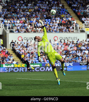 Scott Loach, gardien de but de la ville d'Ipswich, n'est pas en mesure d'arrêter le tir dévié de Danny Guthrie pour le gagnant de la lecture Banque D'Images